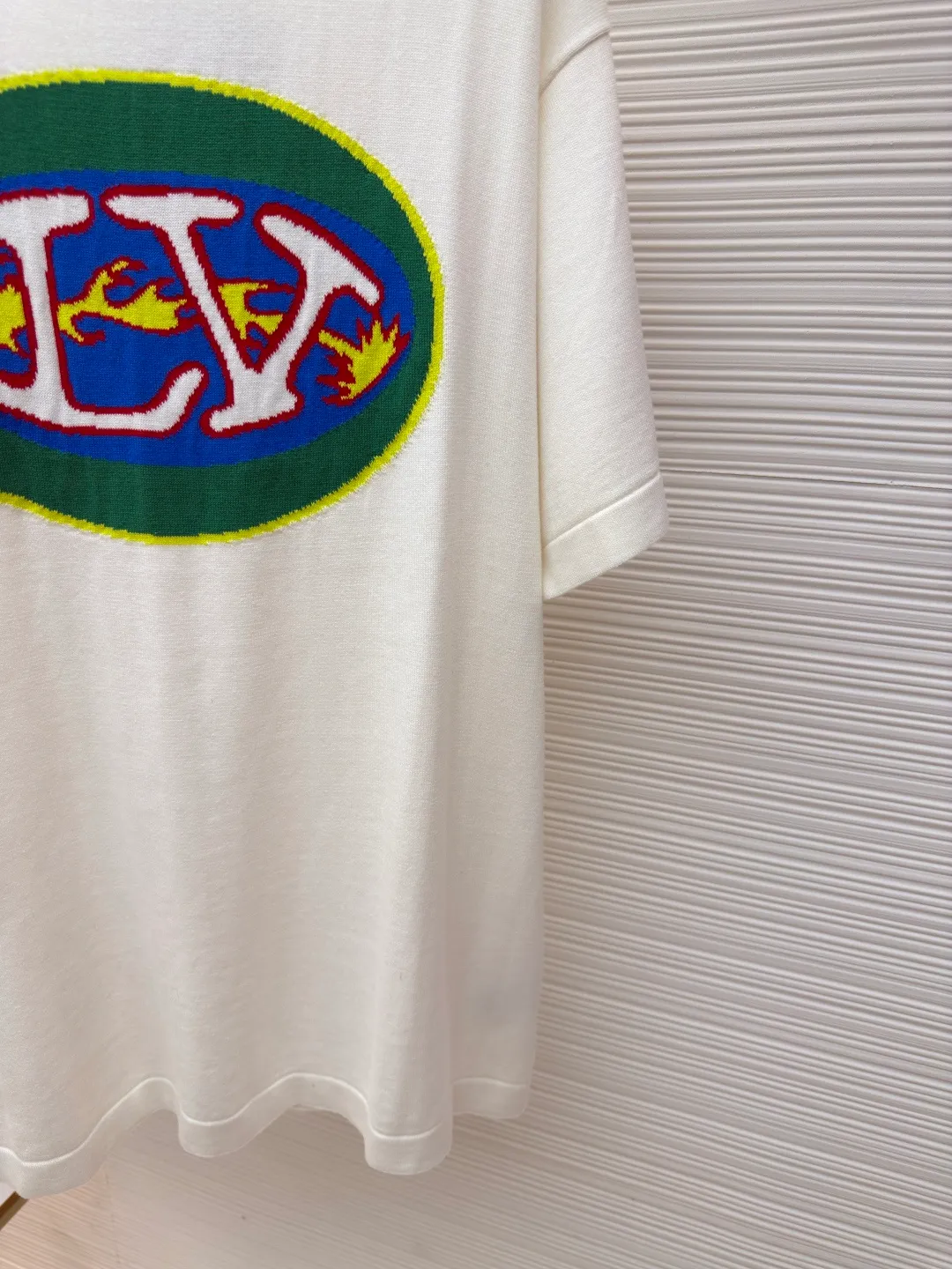 LOUIS VUITTON football flame knitted short sleeves ●Authentic product: purchased and developed at 7850 ●Item number: 1680184-A55 ●Fabric: knitted fabric ●Technology: intarsia production ●Version: fitted version ●Weight: about 350 grams ●Size: The soft cotton fabric is dipped in bright colors, and the flip-effect mulberry silk label is embellished on the back. The combination of rich and diverse patterns and bright colors not only adds to the coolness of the whole piece, but also has some lazy retro flavor. The knitted fabric has good breathability and is super comfortable to wear. The overall workmanship is very complicated, and the embroidery is added with heat-capacitive glue. It needs hot glue to ensure quality. The checkerboard pattern needs to be positioned correctly. Therefore, the speed is relatively slow, and every process of the entire garment is slow and time-consuming.